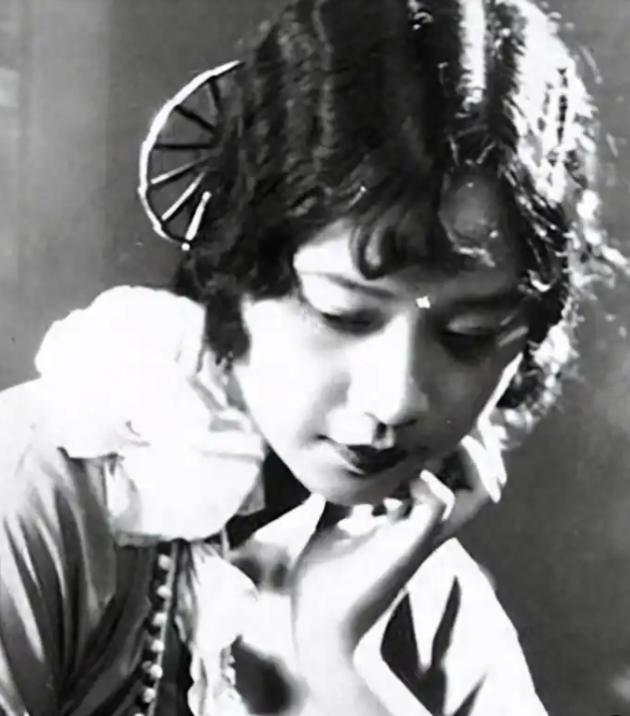 1978年，郭沫若因病去世不久，他妻子于立群突然自缢身亡。原来，她在整理丈夫遗物