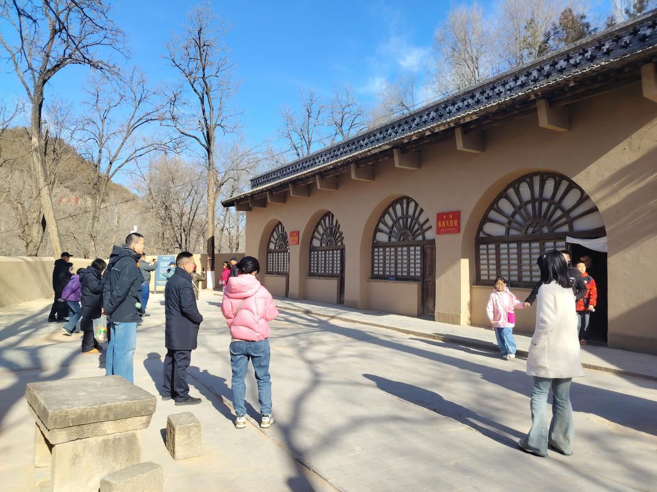 今年正月初二，我们前往延安枣园，相继参观了中央军委作战室、办公室等，还有中央五大
