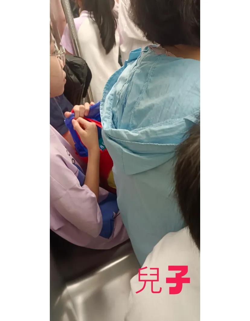 這大媽離普嗎?大無語了!
深圳地鐵4號線，少年宫前一站突然進來個大媽一聲不吭直接