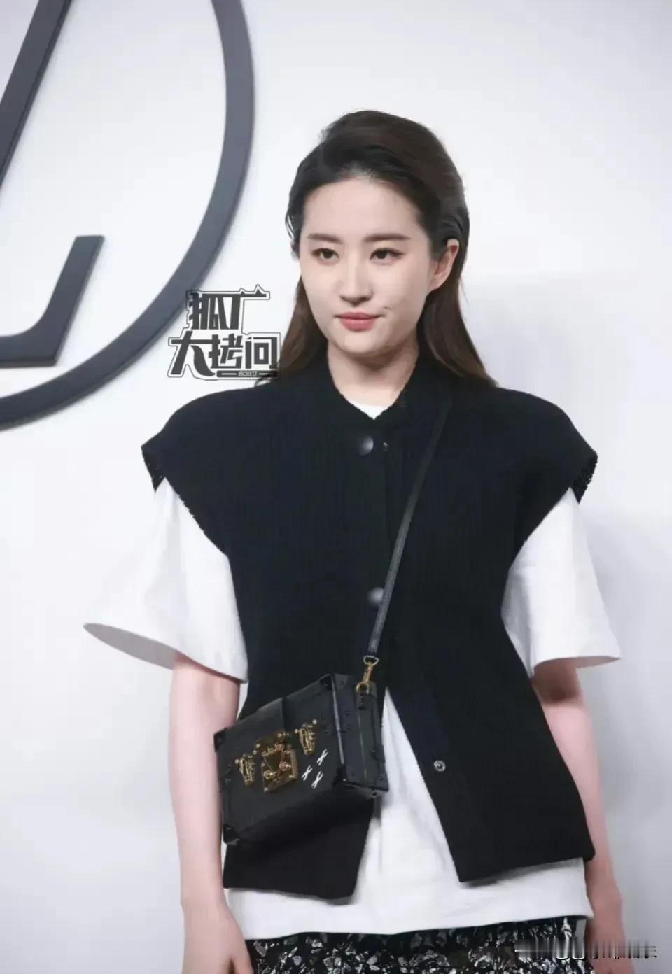 刘亦菲这裙子真丑！像个钢丝球，估计很多人都无法接受。时尚这种东西和审美无关，很多