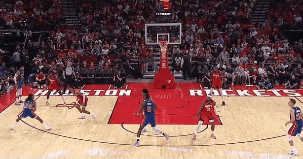 杜伦这球纯粹是报复动作了，运用泰拳肘击阿门面门
今日NBA常规赛，火箭对阵活塞比