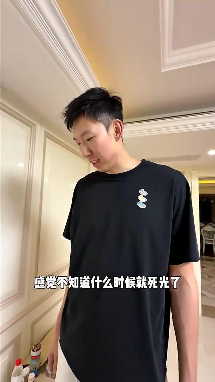琦哥这是挺有爱心的呀！琦哥和朋友在外面玩，突然琦哥十万火急地跑过来，催促朋友快回