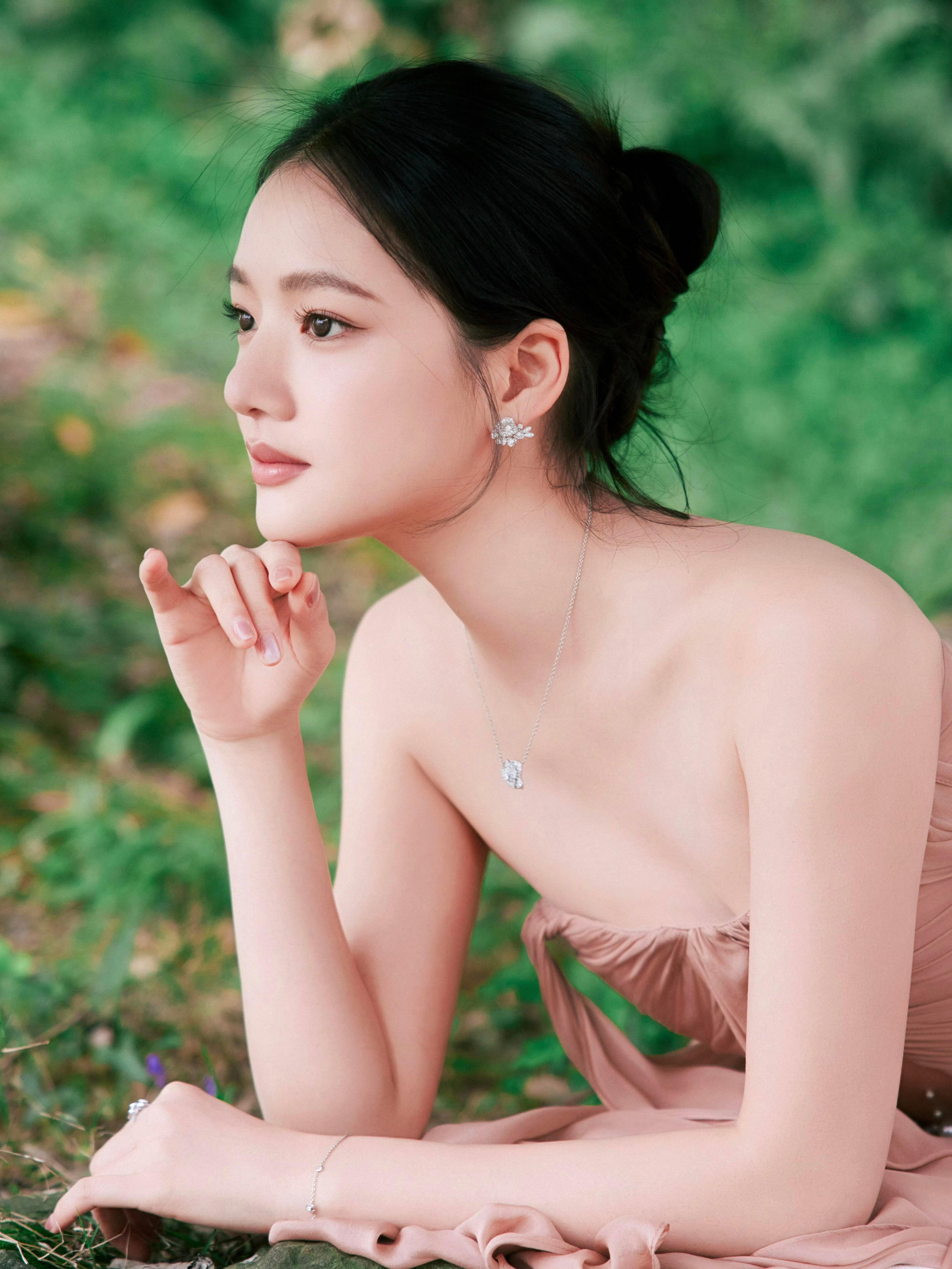 任敏的眼泪是一颗颗砸下来的 看到病床上的沈谢秩醒来却失忆，任敏眼眶瞬间红了。眼泪