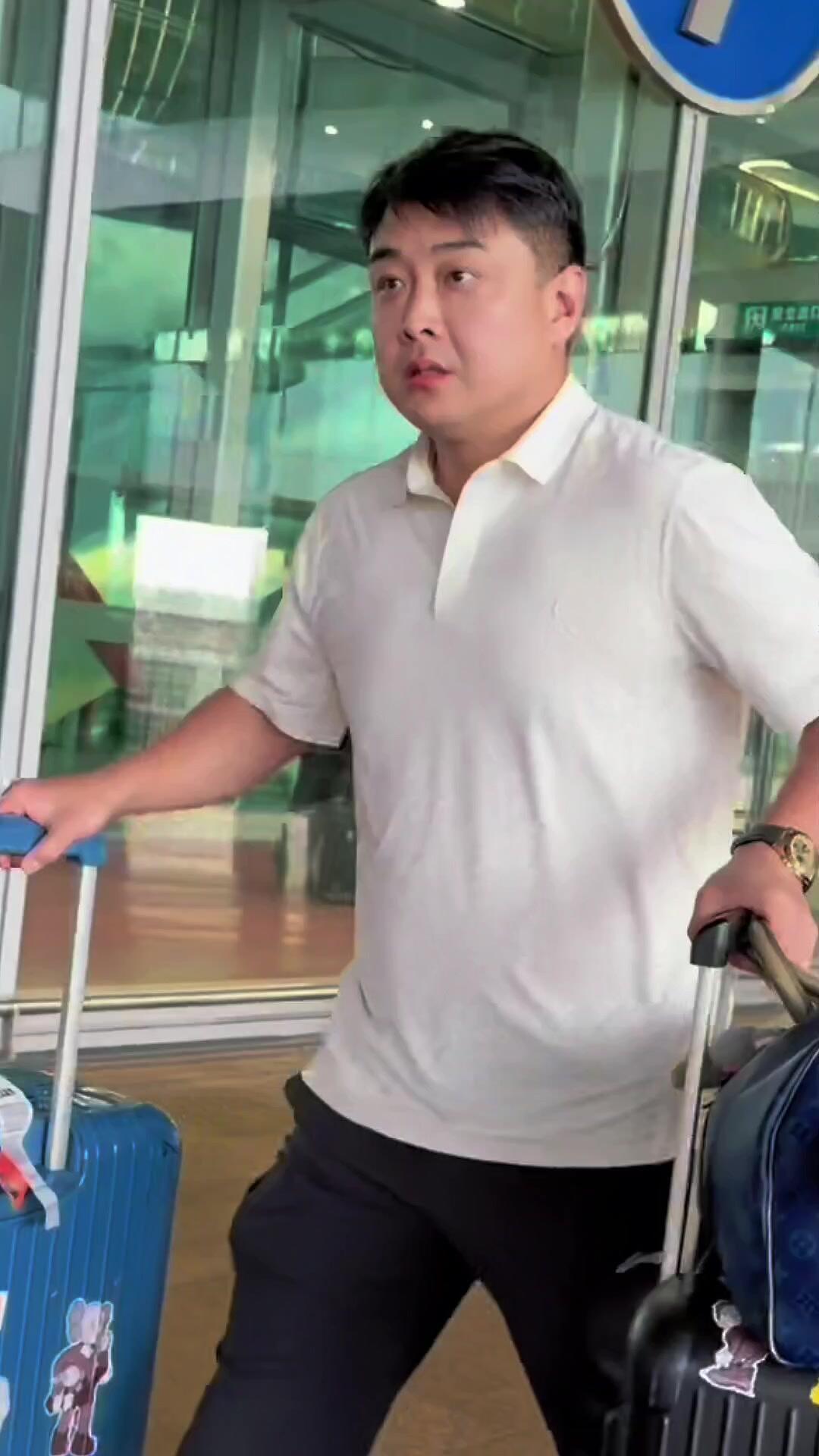 都回来了，王皓带队，白色的短袖真好看，成熟男人的标配，回来就好好休息一下！
失败