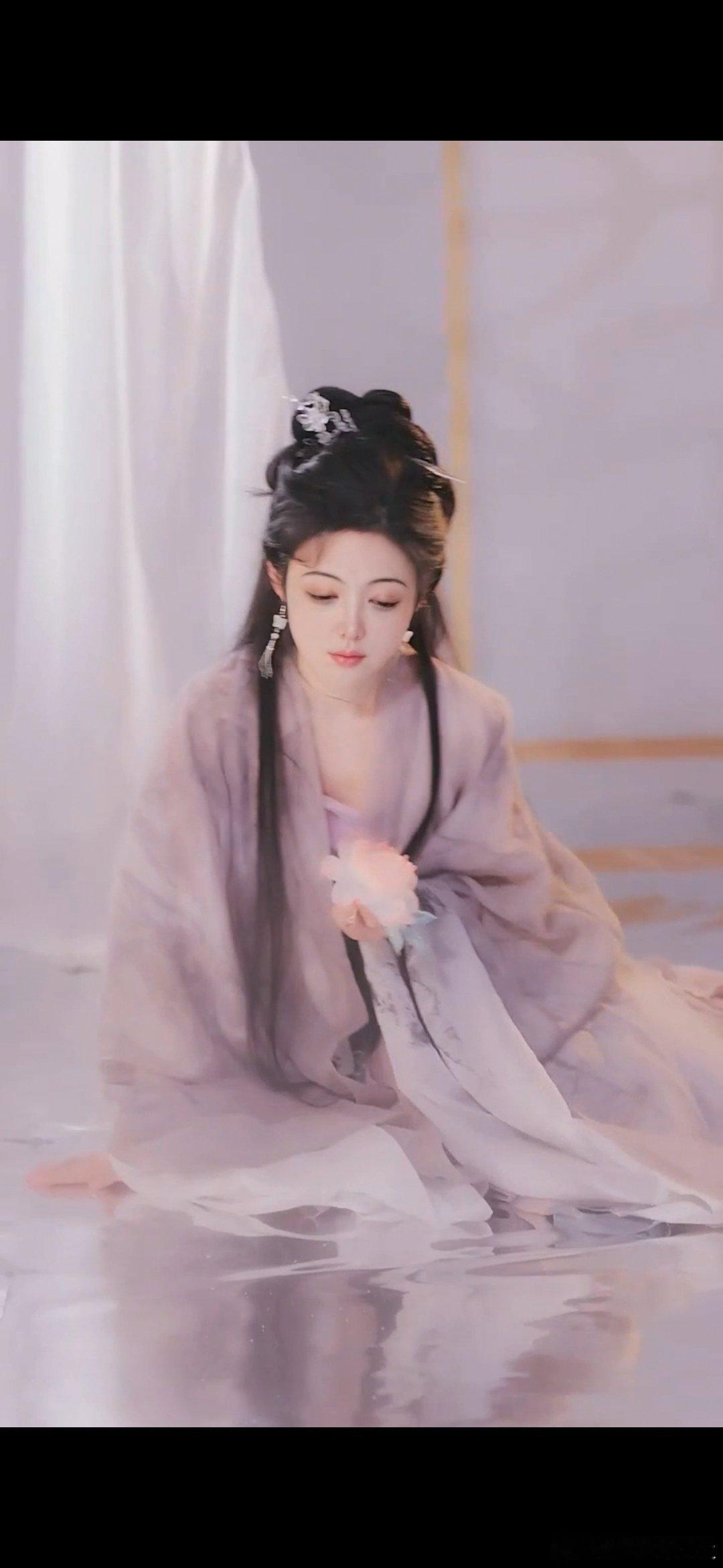 #情感#                      《幽怨》谁将幽怨托微波，欲采