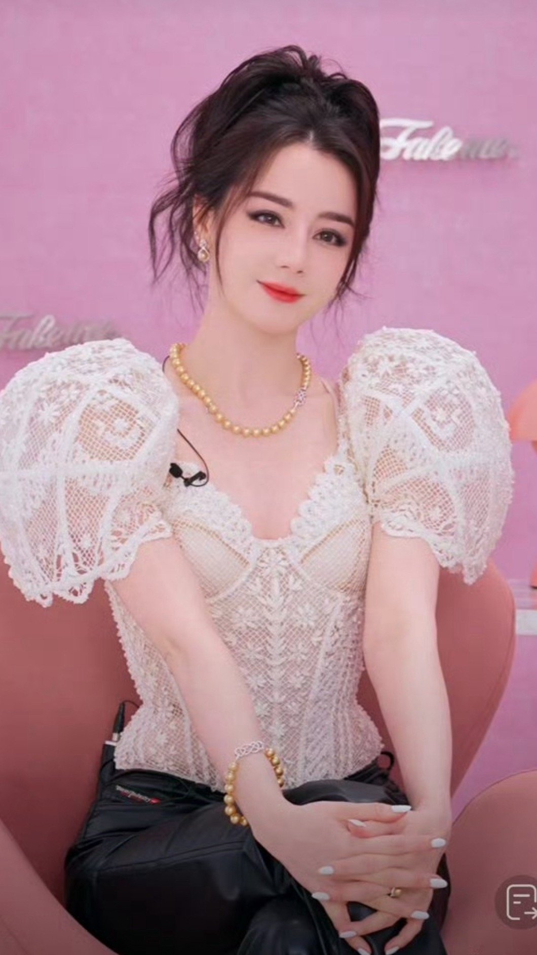 迪丽热巴  杨紫  今晚直播截图状态两个非常可爱的小公主！！👸🏻👸🏻 