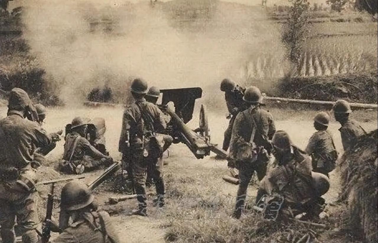 这是抗日战争时期侵华日军的战地老照片，由日军随军记者拍摄。画面中，日军炮兵小队在