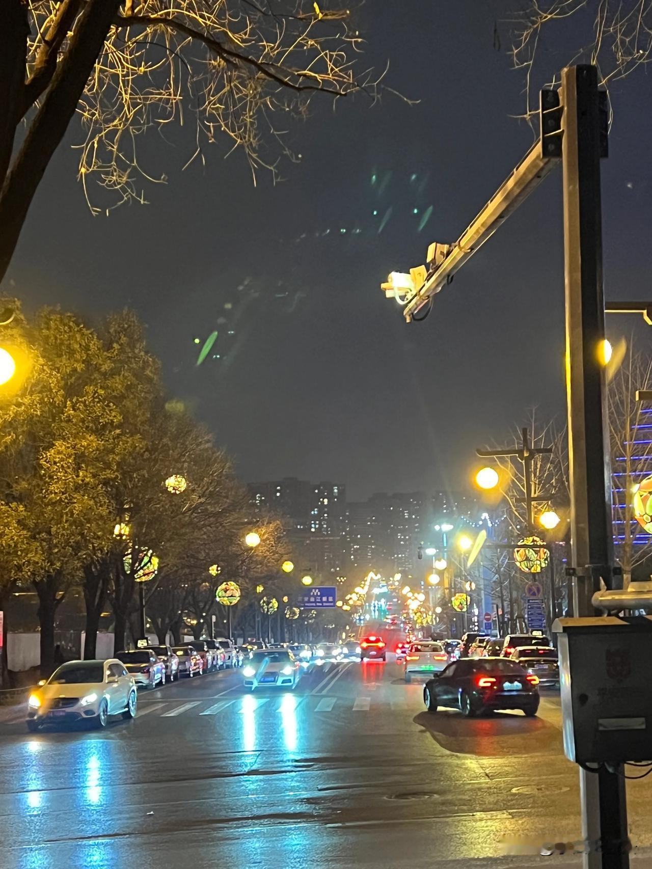 今年春节前的曲江有点静悄悄

曲江的主要道路上夜晚🎑

没有了去年的流光溢彩和