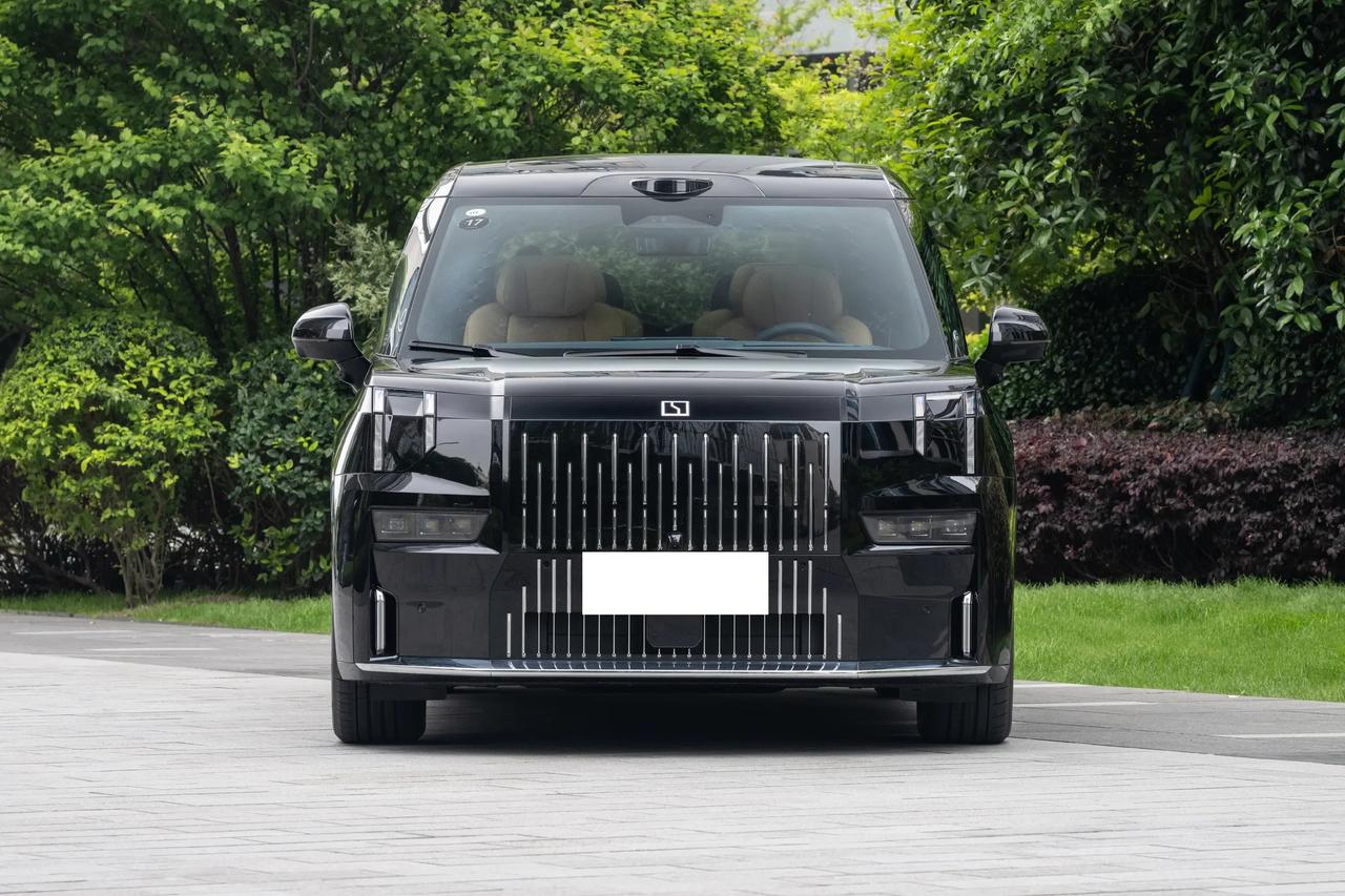 说实话，我现在对新款极氪ZEEKR 009的感受是“想看内饰配置再下判断”。外面