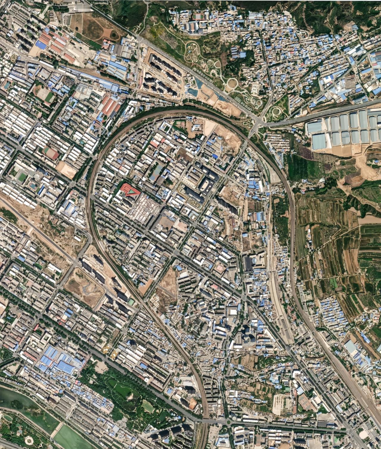 三门峡的铁路之所以呈现这种“包围式”的走法，主要由地理地形、历史背景和功能性需求