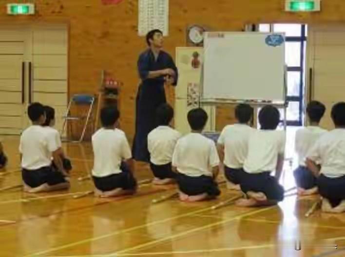 名古屋市立一所小学近日被曝出体罚事件，一名小学三年级男生因被女教师强迫正座超过3