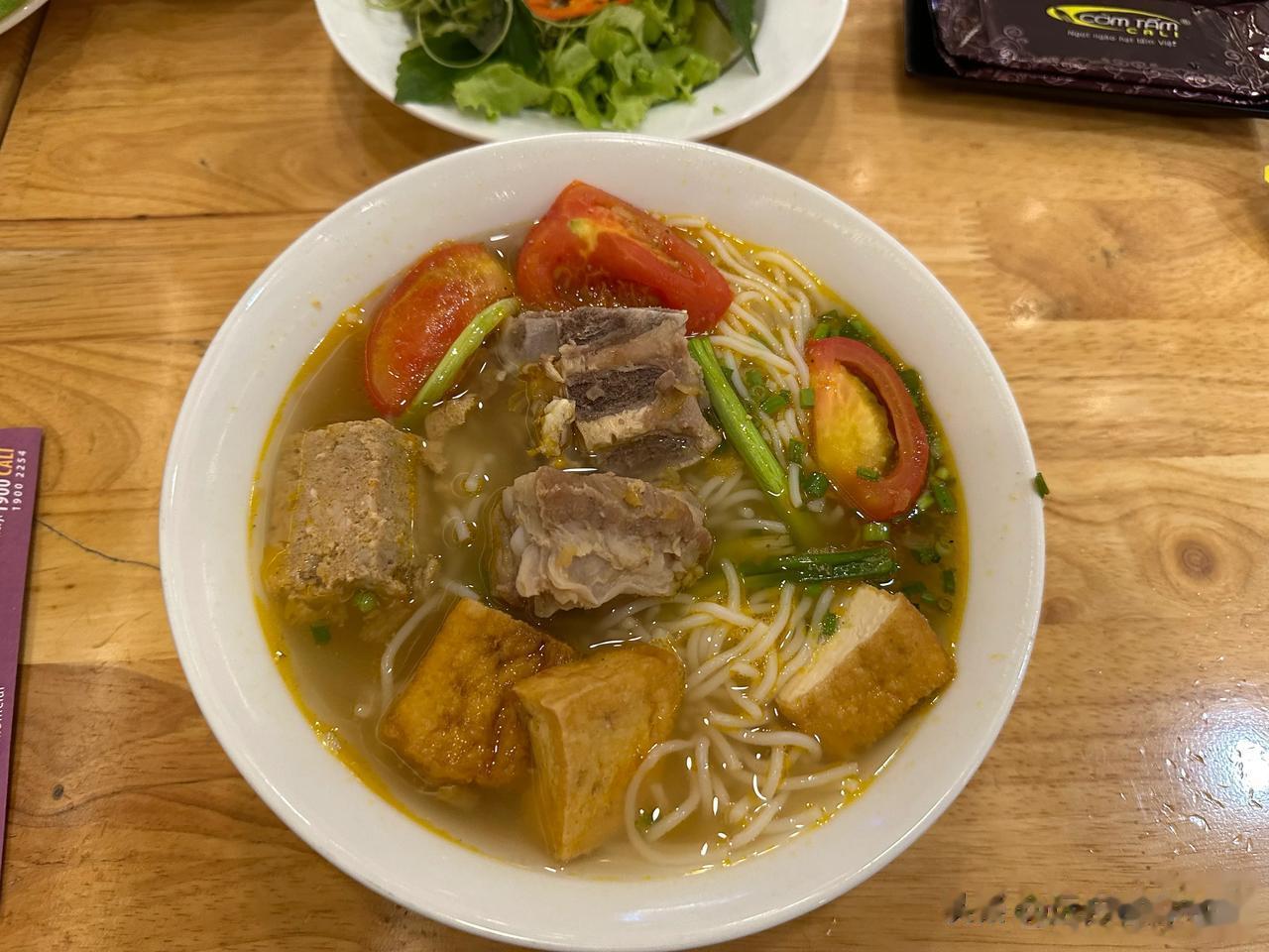#越南# 越南特色美食有什么？我认为排前三的应该是越南米粉，尤其是越南鸡肉粉。另