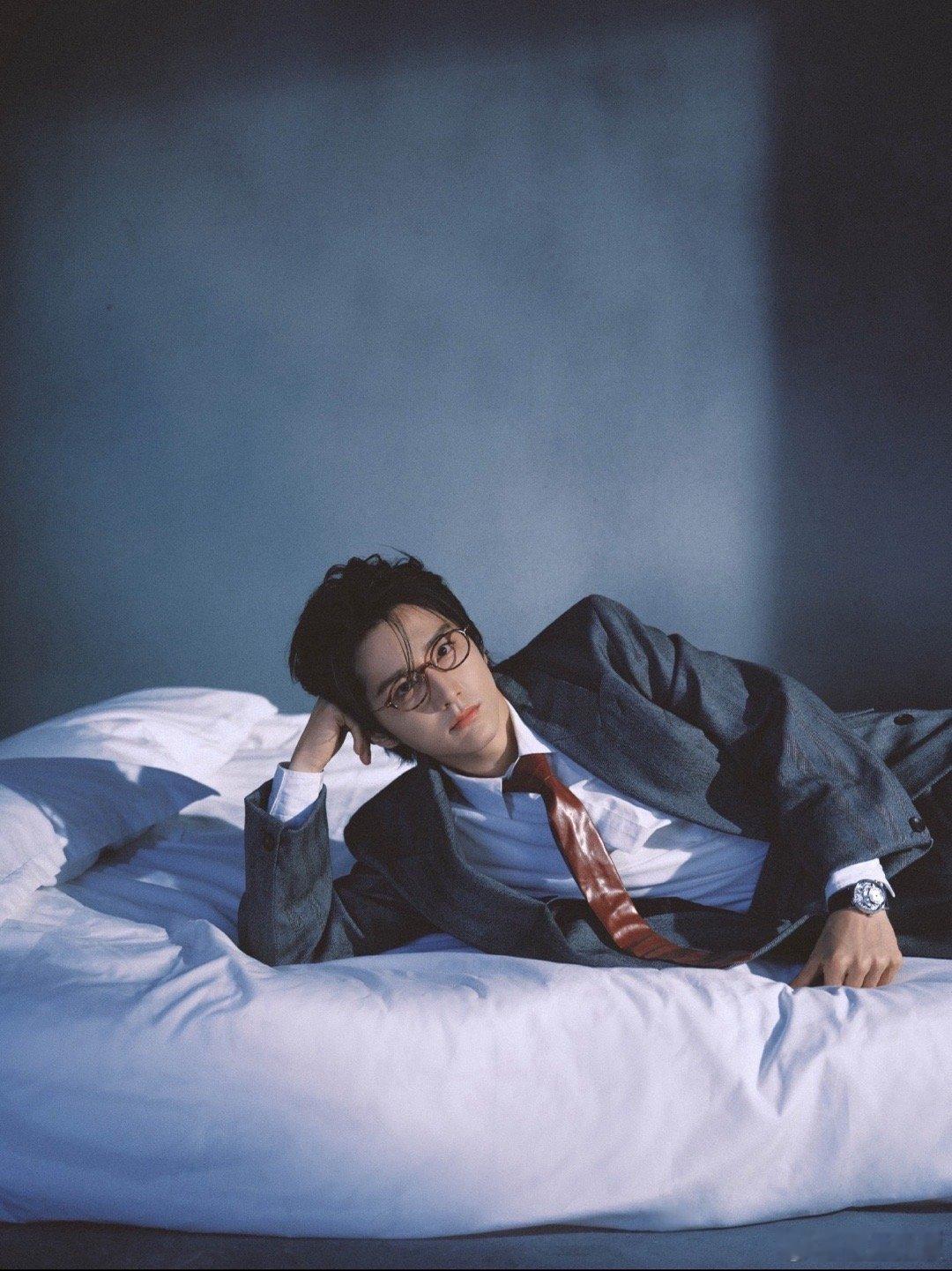 张新成一个动作一年做了四次浙江卫视跨年 同一个姿势，因不同的光影、服装与心境，被