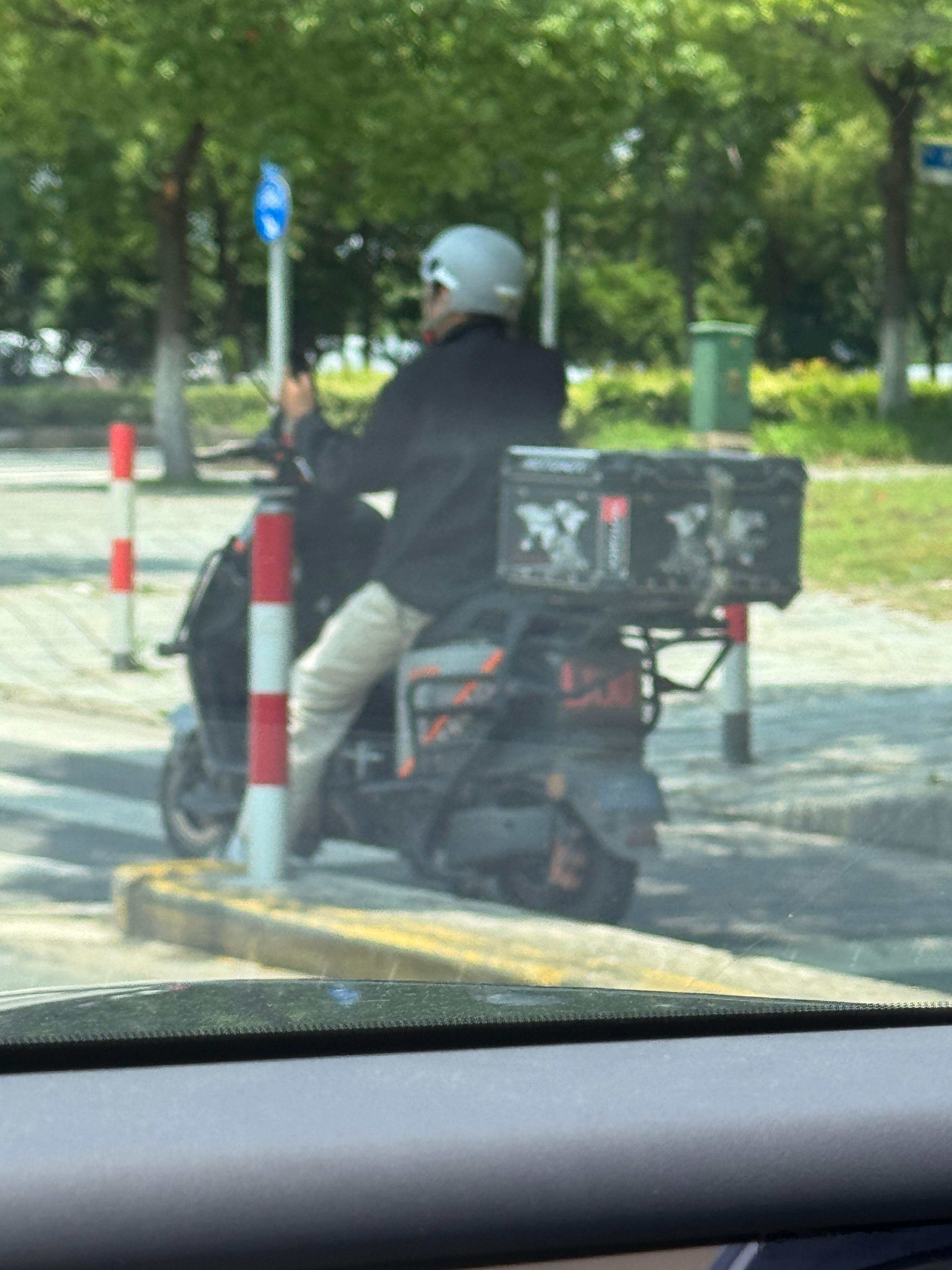 交警、外卖员，还有洒水车，都有对应的建模。腚腚的阿维塔06 ​​​