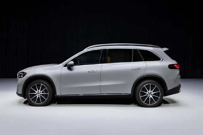 北京奔驰 GLC 350 L 4MATIC 纯电版很吸睛。它搭载 89 千瓦时三