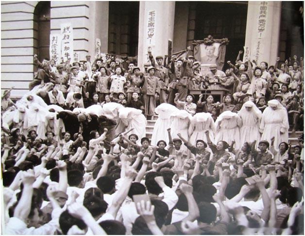 1966年8 月24日，北京的中学生红卫兵在东单三条“斗争”了玛丽亚方济格修女会