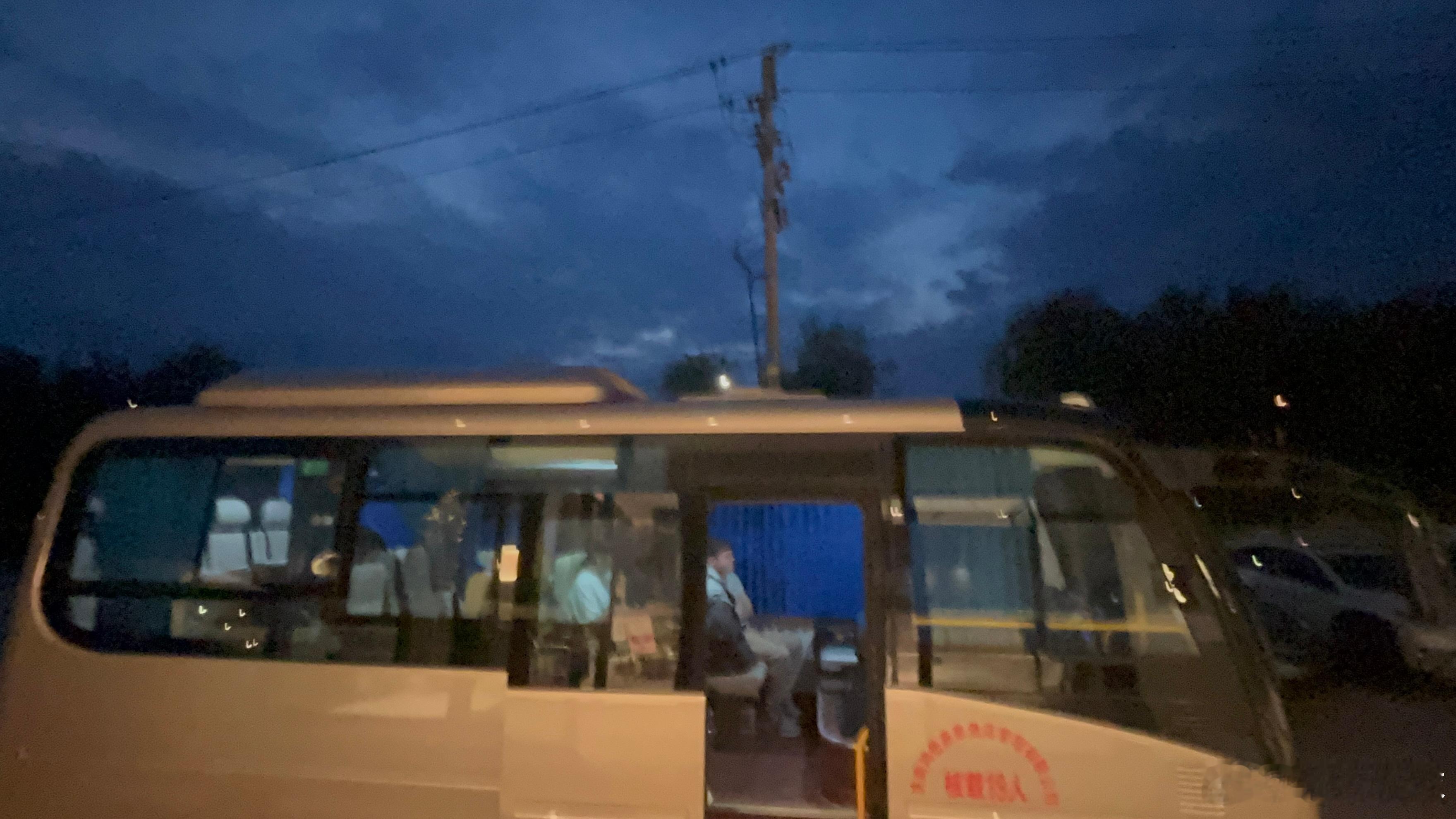在酒店睡了三个小时，赶早班飞机，泰山队的航班显示是凌晨四点多出发的，只要到了就好