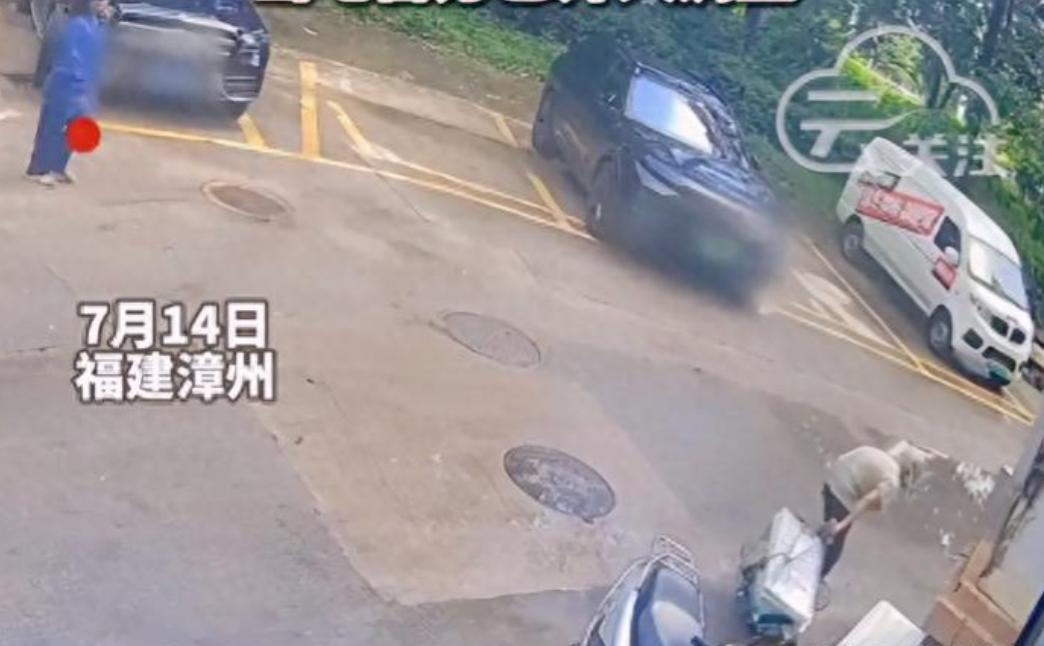 漳州89岁拾荒老人被女子当街暴打，家属哭诉：至今不知道为啥打我妈！7月14日上午