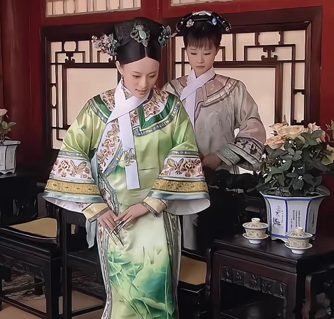 果然细节决定成败，#甄嬛传# 每位娘娘的衣服和背后的花颜色都是统一的！[憧憬] 