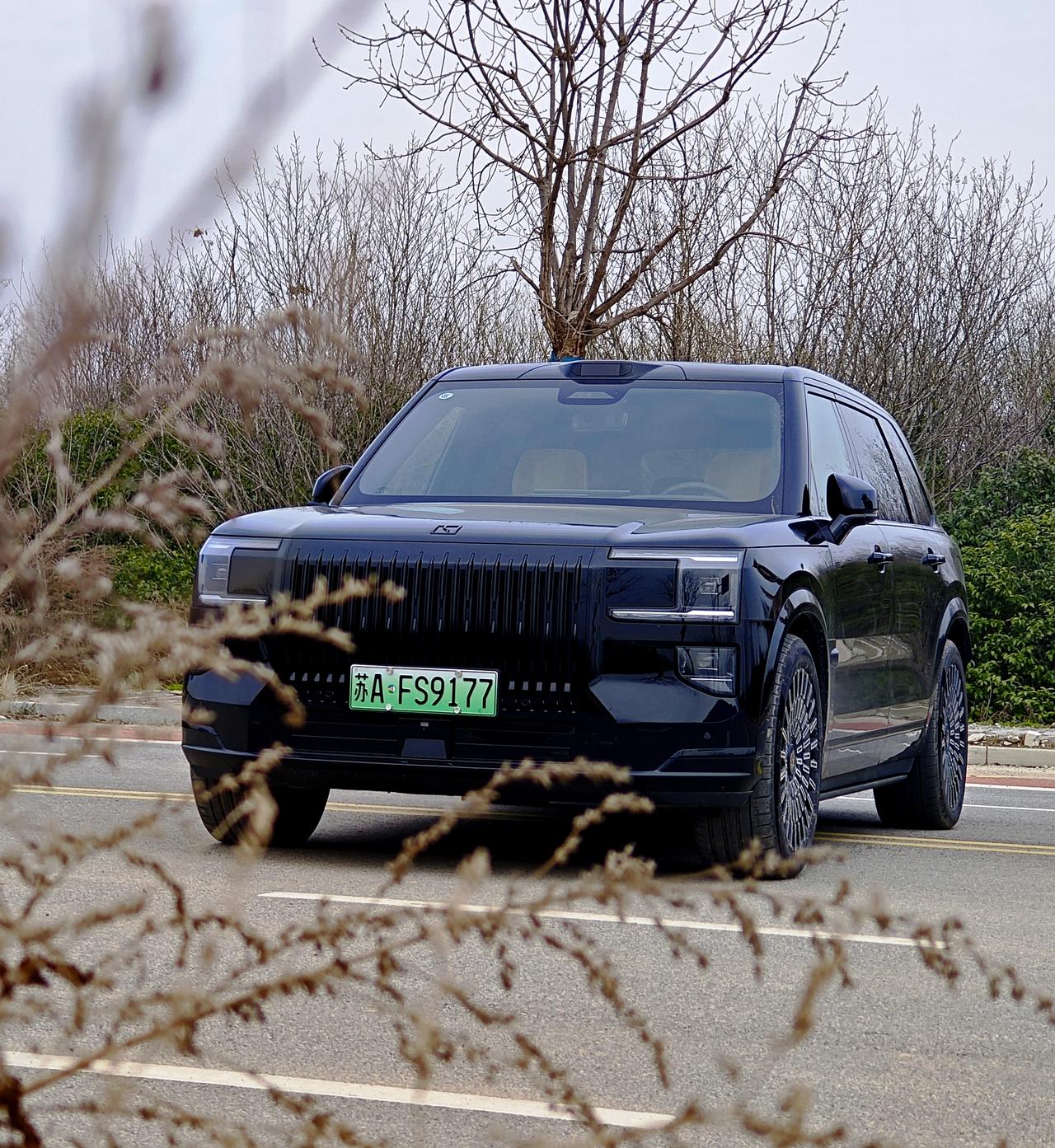 9X对豪华感的拿捏很到位，虽然有898的马力，但是不急于表现出来，零百3.9s的