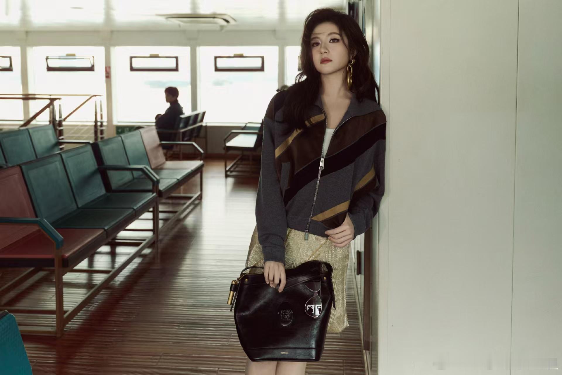 李兰迪 耳环消失术 李兰迪上演美貌压制！复古风穿搭时髦在线，眼里的故事感从疏离到