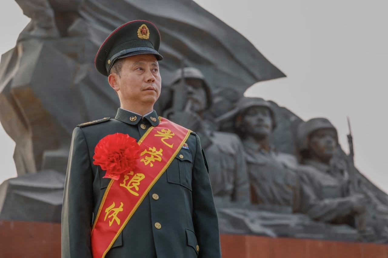 从青涩列兵到一级军士长，从维修新手到高炮检修专家，王春在30年军旅生涯中，把高炮