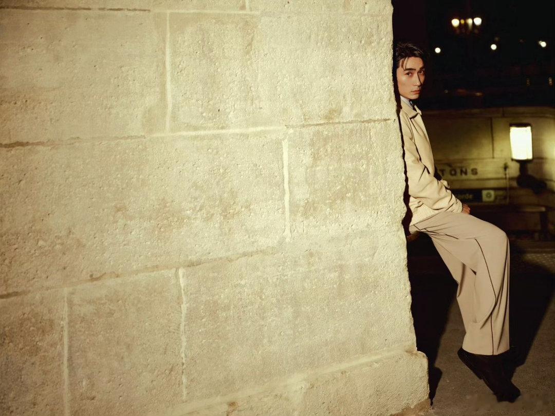 朱一龙巴黎男装周看秀造型朱一龙浅黄色夹克好清爽 朱一龙这看秀造型绝了！浅黄外套配