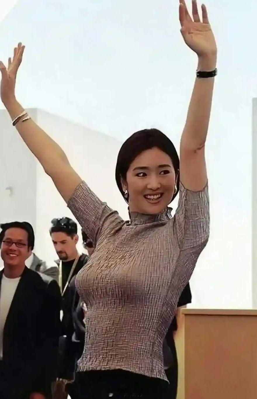 巩年轻时也太惊艳了，这身材曲线超迷人，怪不得大导演当年那么喜欢。 