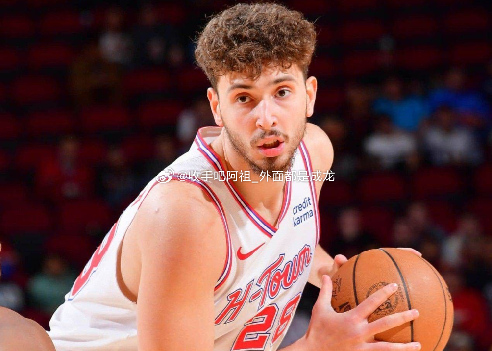 NBA常规赛，休斯顿火箭主场对阵犹他爵士。根据转播画面弹出的数据，火箭队在篮板球