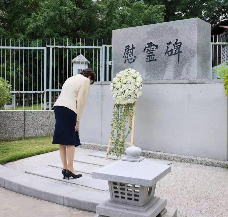 如何看待高市早苗参拜慰灵碑？

高市早苗在吉隆坡日本人公墓和国家纪念碑的献花致敬