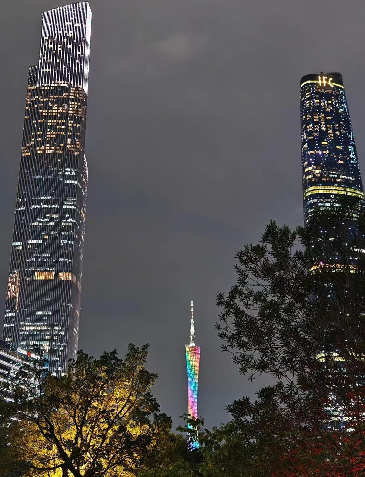 广州塔璀璨之夜 每个城市都有自己的独特视角 潮流城市地标 找到了城市绝美制高点 