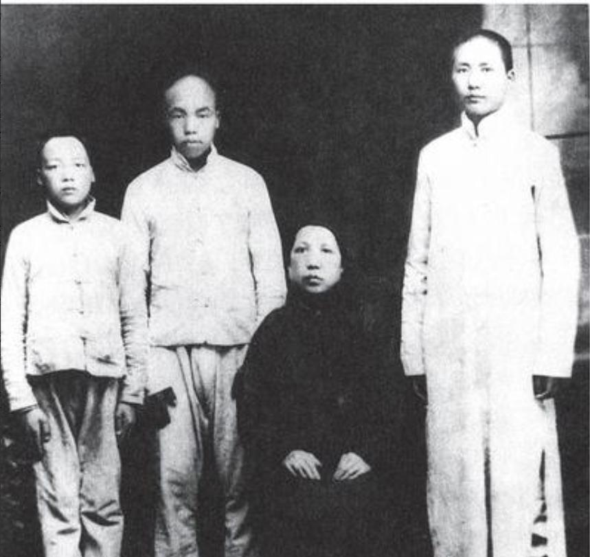 1919年，毛主席带母亲去长沙湘雅医院看病，得知母亲得的是不治之症后，一家人便坐