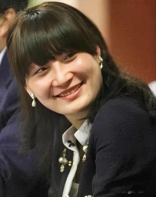 宗馥莉这长相，没有他们说的那么丑，至少五官端正，素颜笑起来还很甜，如果再好好打扮