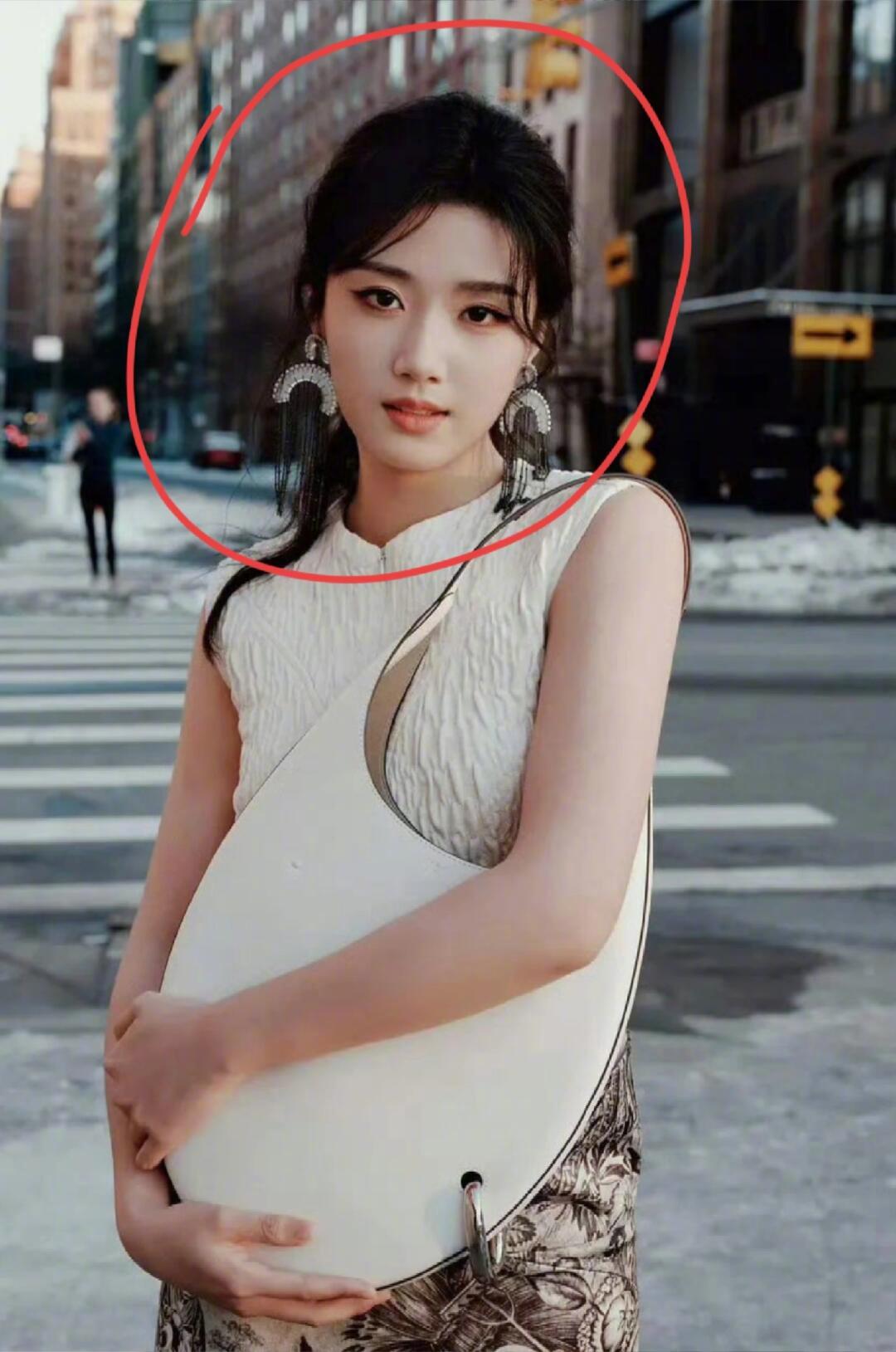 卢昱晓工作室人才啊 我乍一看以为她怀了… 