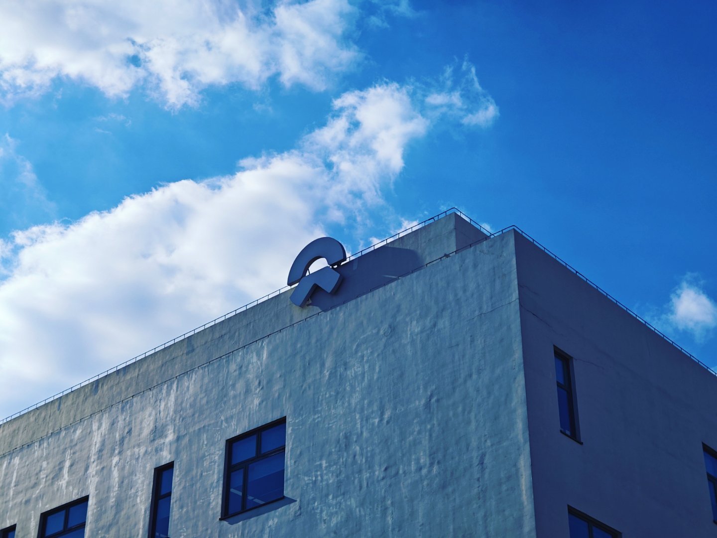 上海创新港的蔚来logo，配合blue sky coming，真应景啊。 