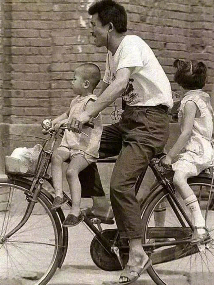 坐过大梁，麻过脚，夹过手，颠的屁股疼，别过脚后跟。致我们再也回不去的童年 。知道