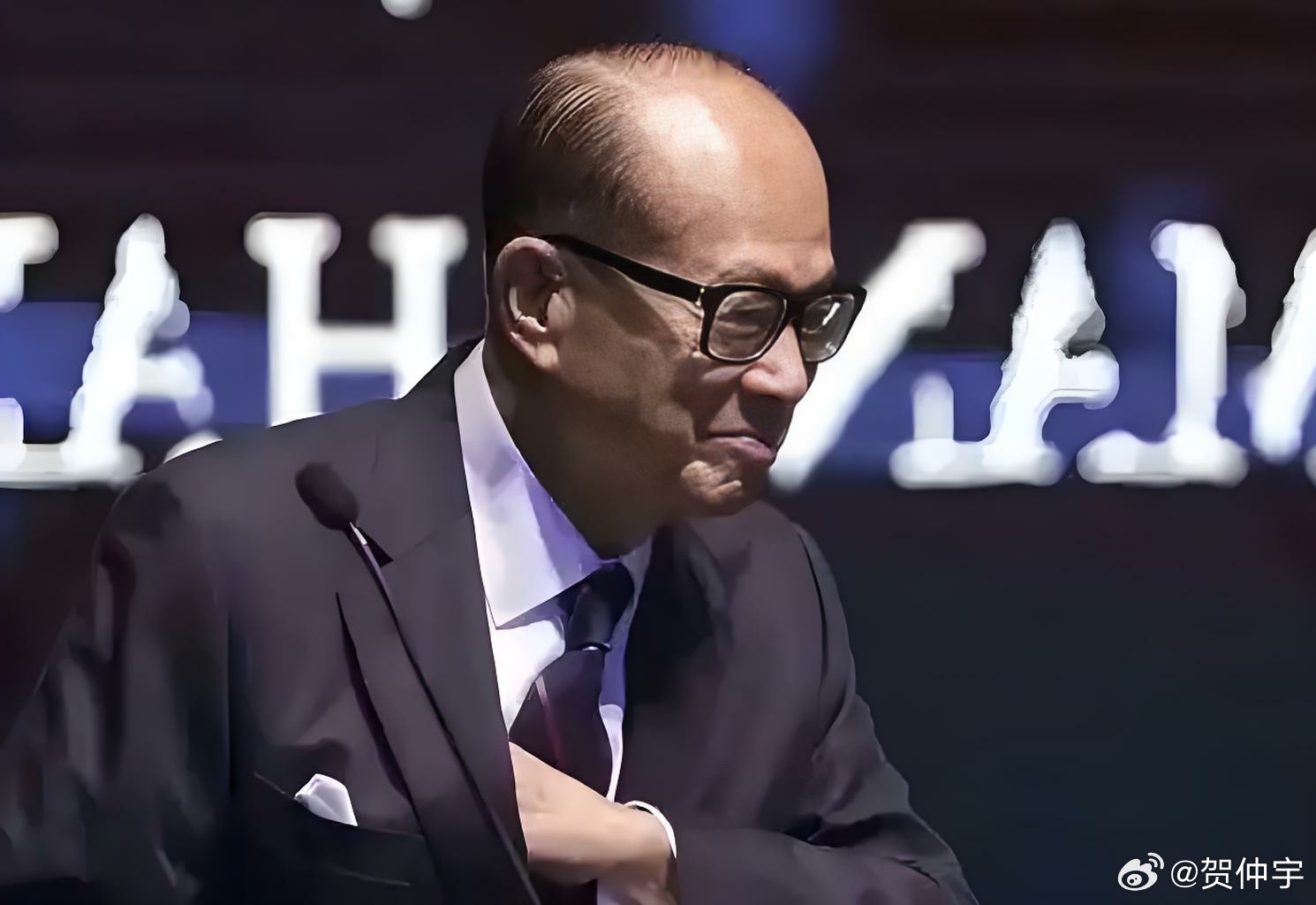 李嘉诚：我吃苹果的滋味跟我儿子吃苹果的滋味是不一样的，我吃苹果的味道，比他们香得