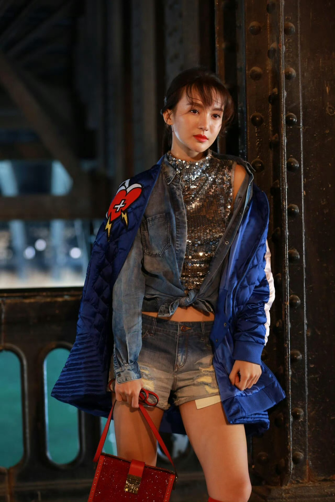 金晨这个一字马太有型了，大腿好结实，贴上膏药是不是拉伤了？ 