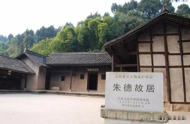 军人塑像被随意丢弃荒野，令人愤怒！这一组照片，四川网友“四川哈林”3月18日发上