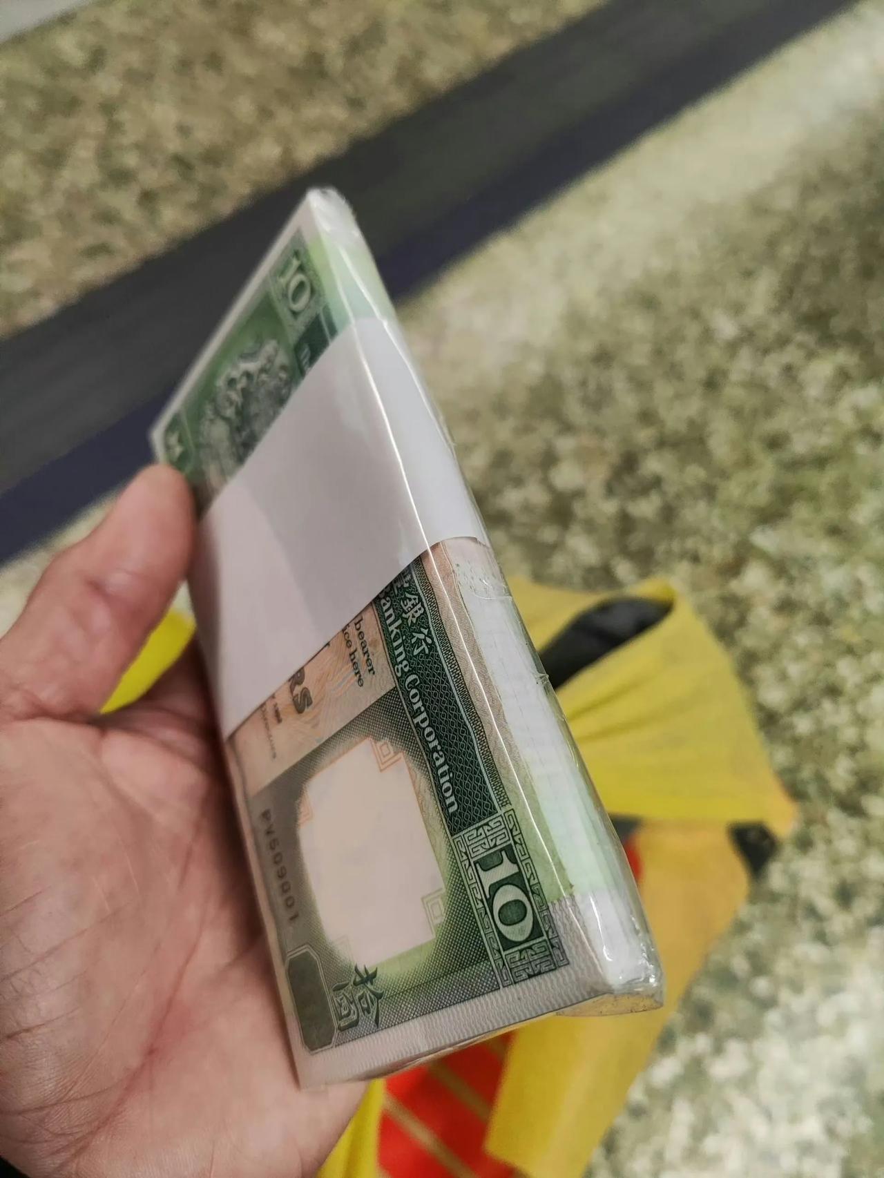 深水埗鸭寮街寻宝，有一名网民发帖，过年期间在深水埗排档以1150元购入100张俗