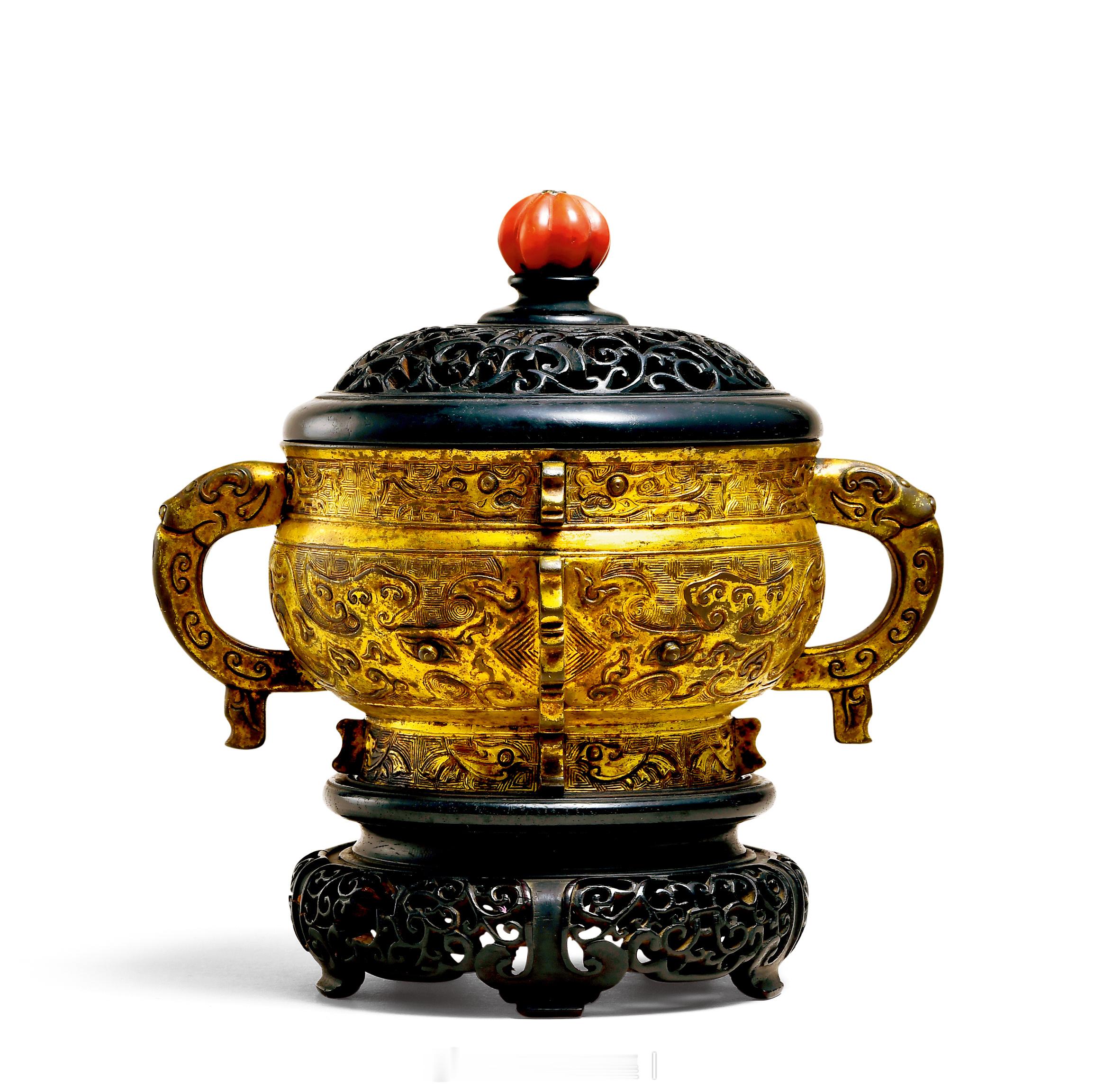 明 铜鎏金饕餮纹簋式炉此炉造型仿商周青铜器簋，通体鎏金而成。炉为盘口，束颈，圆腹