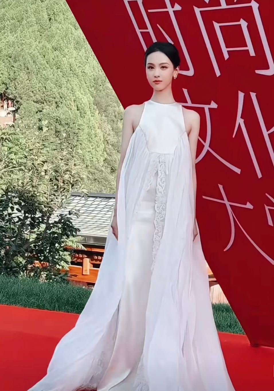 陈都灵栩栩华生红毯直拍，好仙好美，清新淡雅！ ​​​