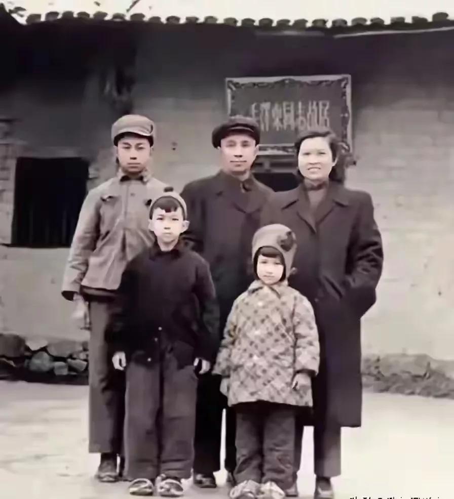 一家五口人，老照片，三个孩子，看脸上就知道是自己的孩子，可以放心的抚养了，根本不