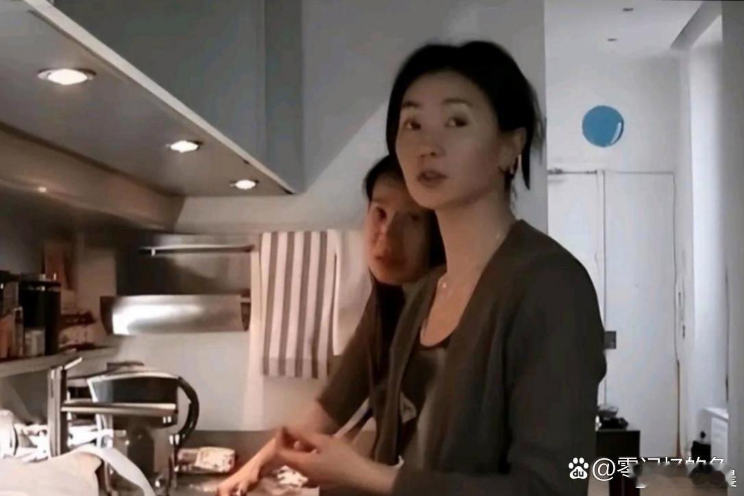 张曼玉胖了20斤后状态绝了！不仅颜值重回巅峰，整个人更添鲜活气色，又年轻又漂亮，