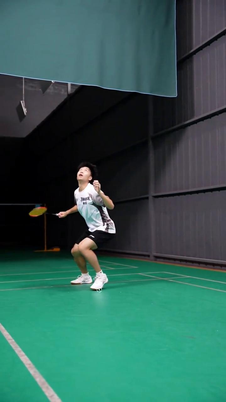 羽毛球双脚跳杀。
转体，确认步，前脚掌发力，展腹，顶肘，重心向前。