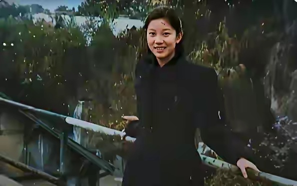 这张拍摄于1949年的老照片，定格了毛岸英与刘思齐新婚燕尔的温馨瞬间。画面中，刘