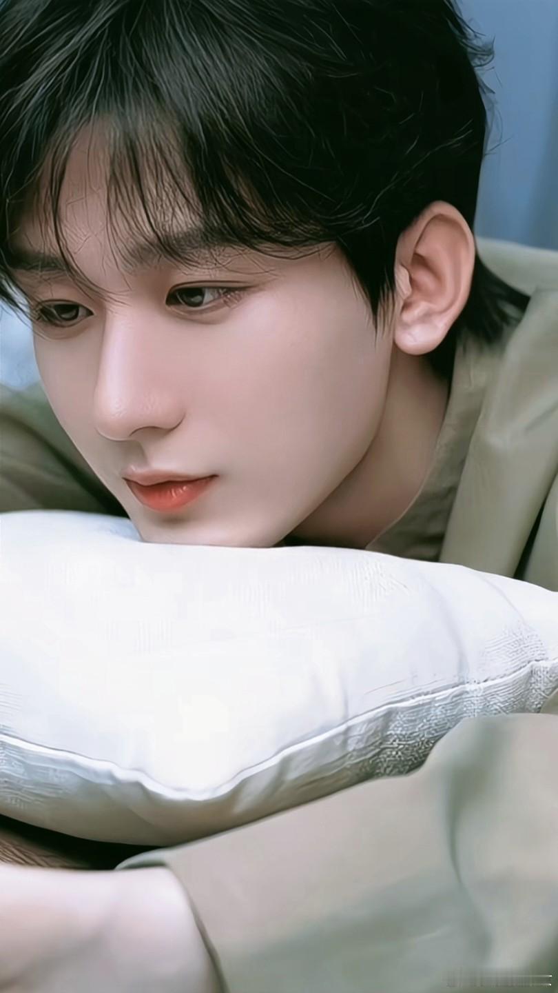 成毅，星途璀璨。如今数据耀眼，实力与魅力并存。他以精湛演技征服观众，一路奋进。2