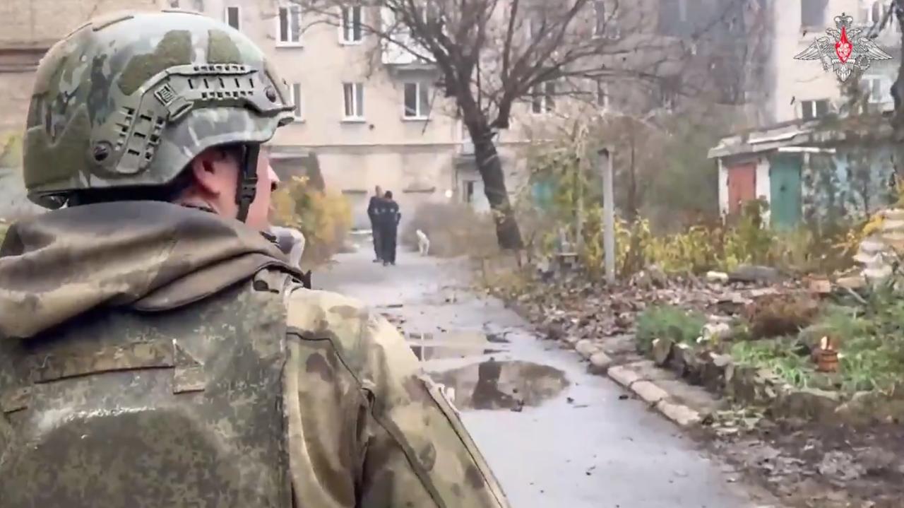 乌克兰军事专家表示，前线地区的平民正在积极协助俄军推进。当地居民向俄军提供情报、