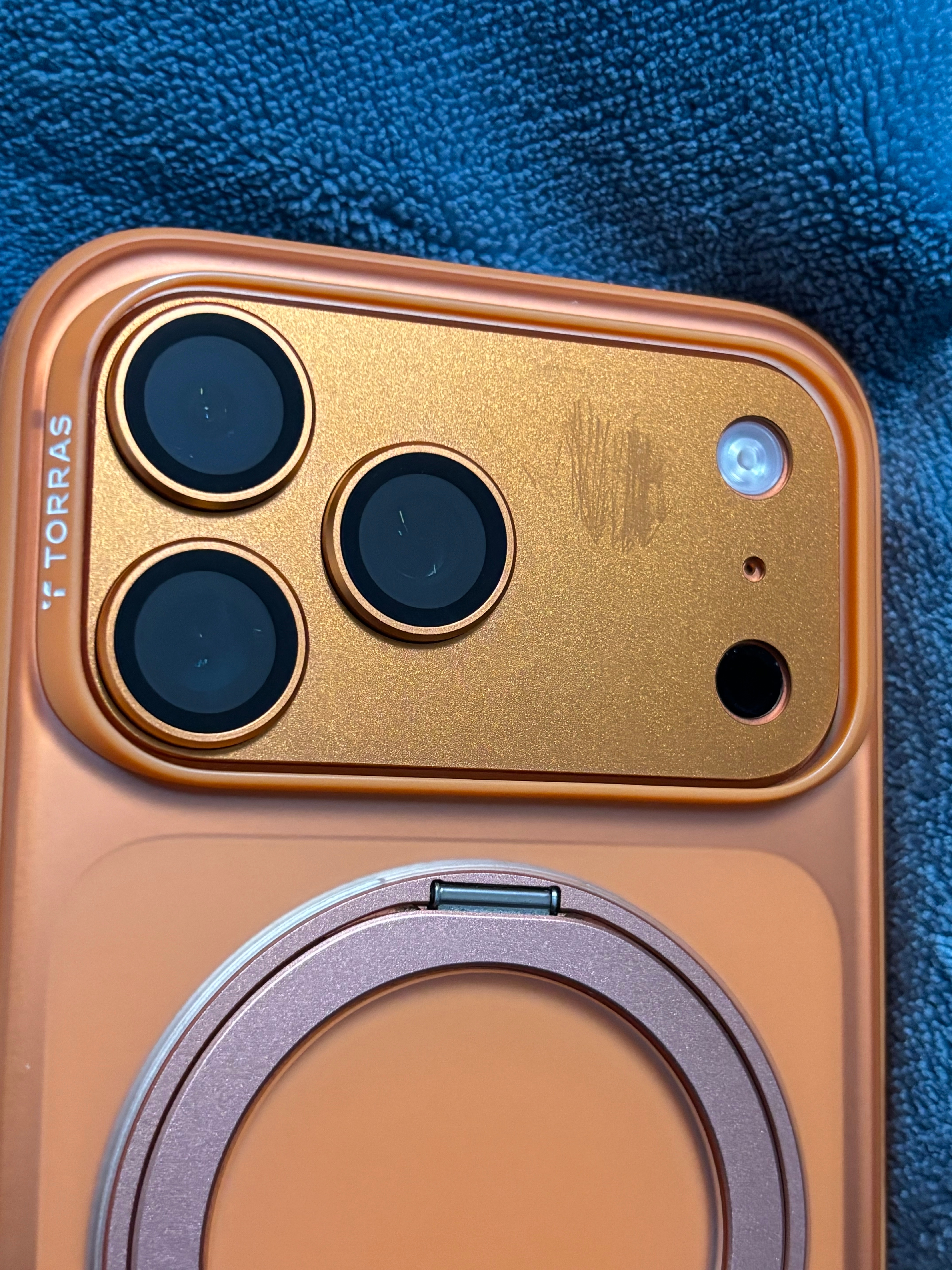 如果把iPhone17跟钥匙包一起放兜里，结果就是这样...... 