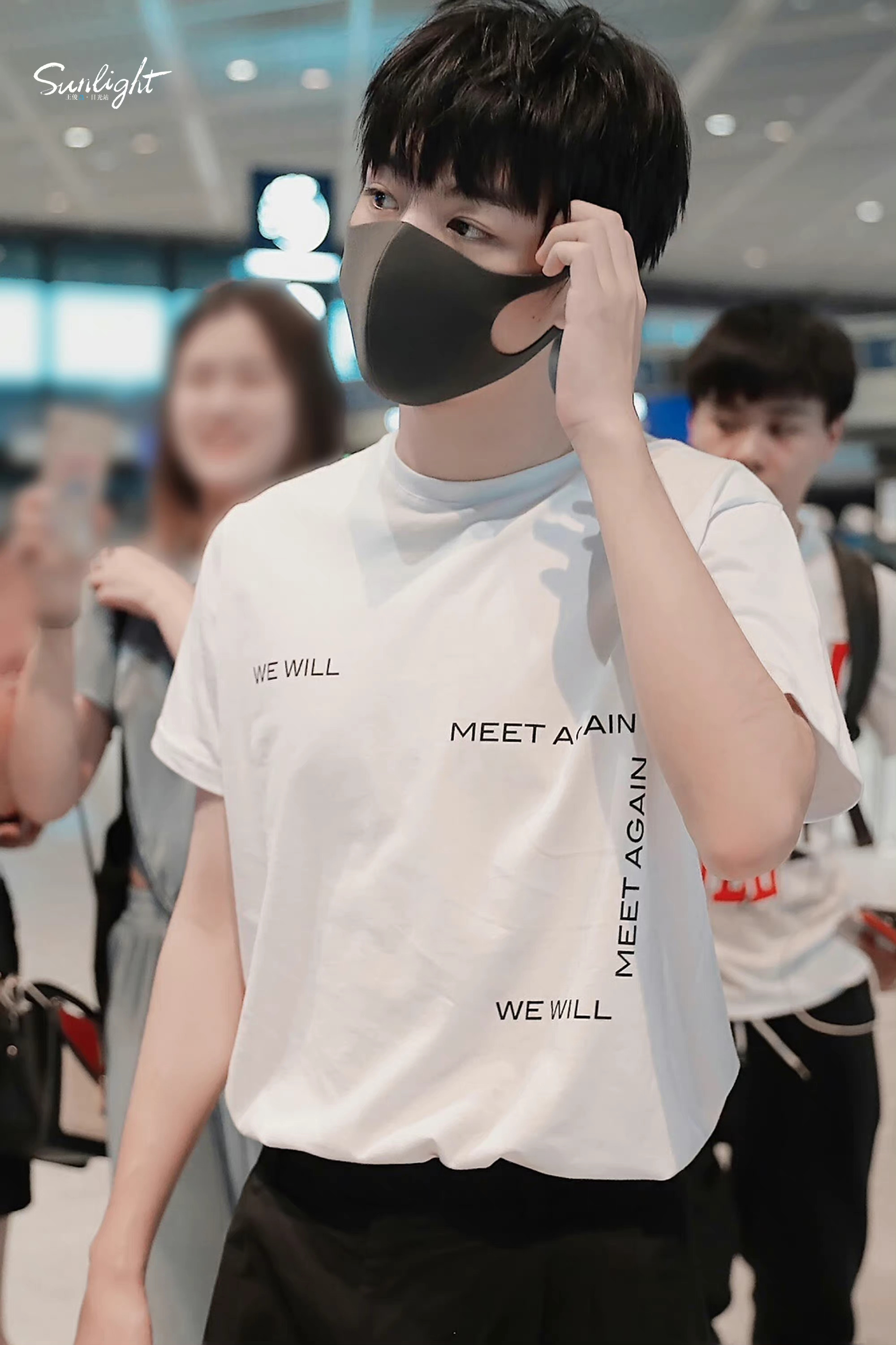 #王俊凯[超话]# 190816今日从东京回来，衣服上印着“WE WILL ME